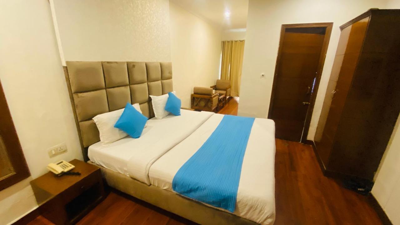 Hotel Landmark Chandīgarh Buitenkant foto