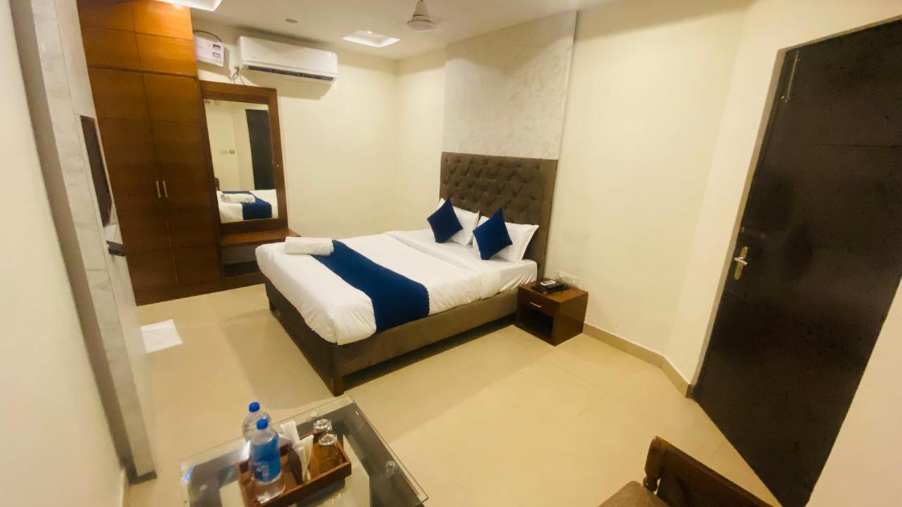 Hotel Landmark Chandīgarh Buitenkant foto