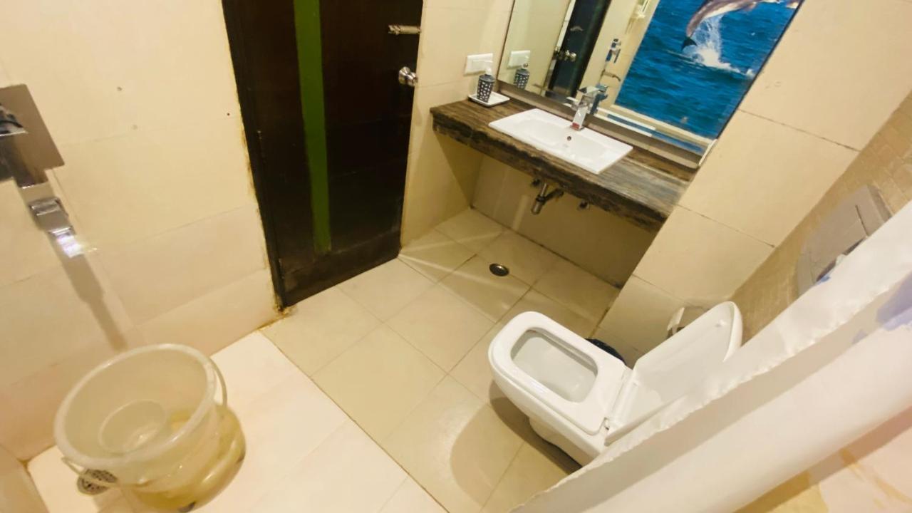 Hotel Landmark Chandīgarh Buitenkant foto