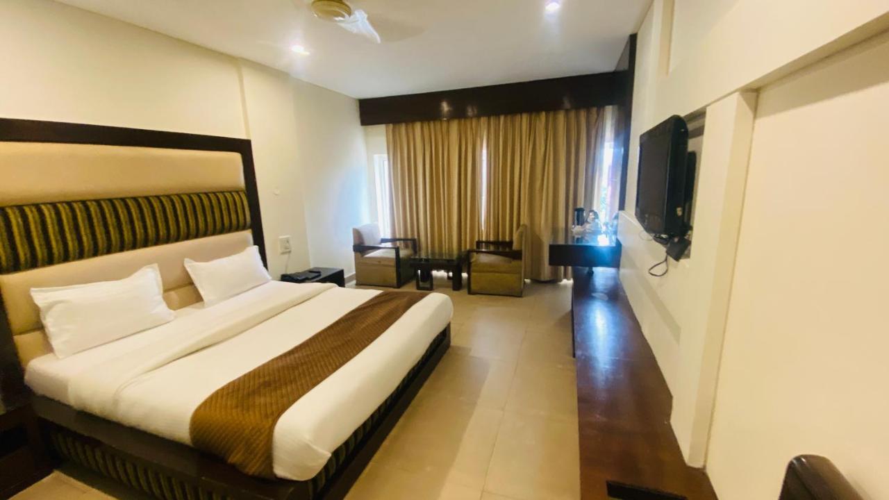 Hotel Landmark Chandīgarh Buitenkant foto