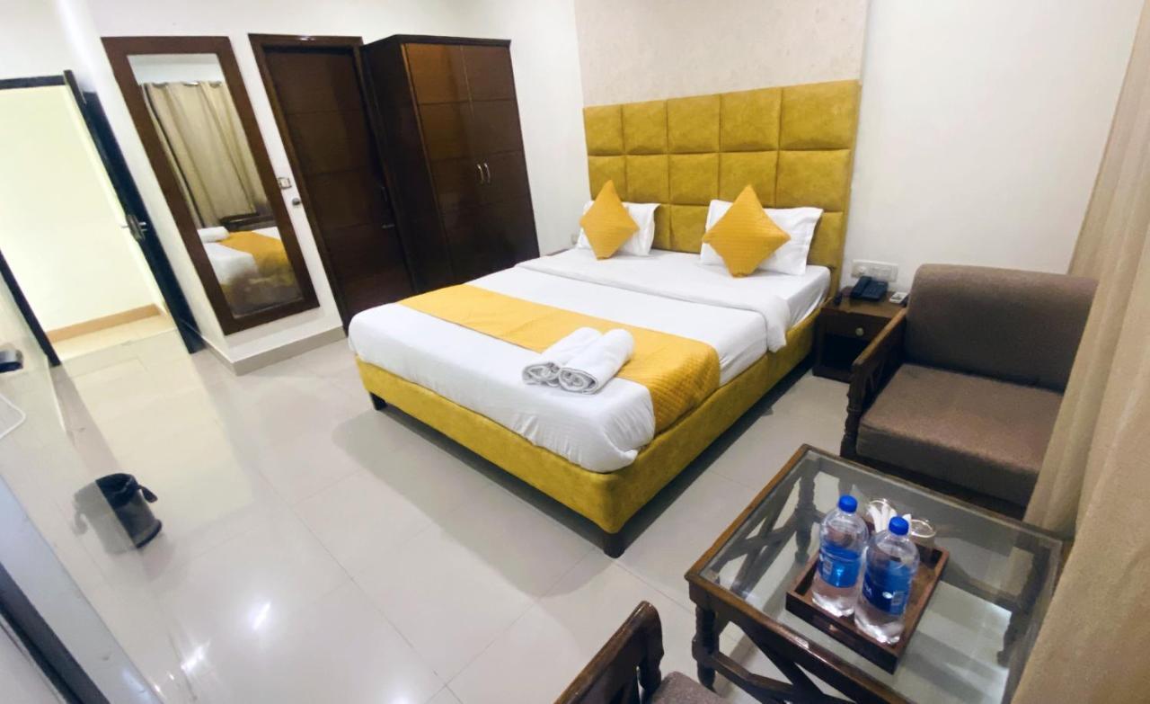Hotel Landmark Chandīgarh Buitenkant foto