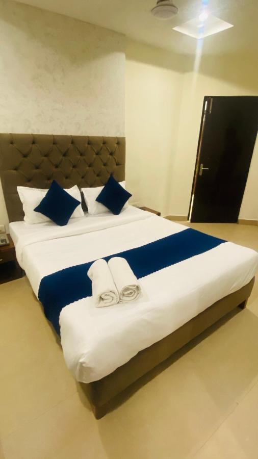 Hotel Landmark Chandīgarh Buitenkant foto