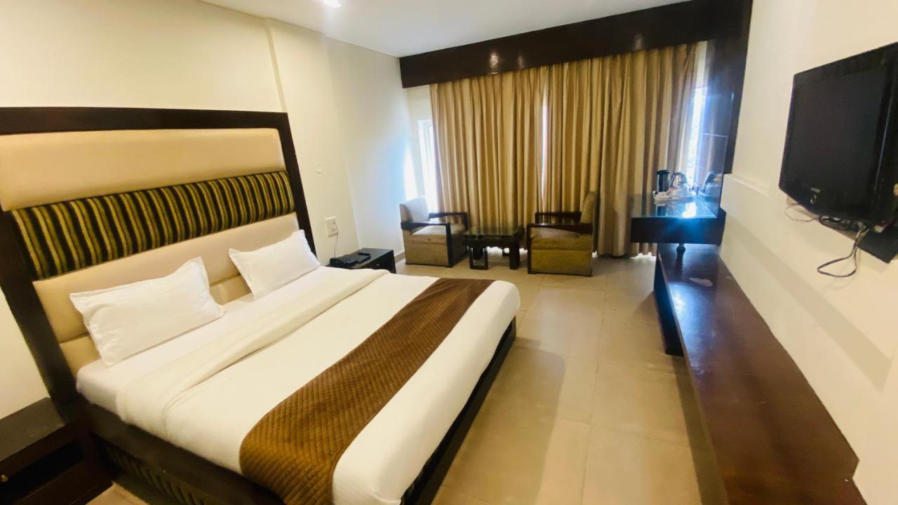 Hotel Landmark Chandīgarh Buitenkant foto