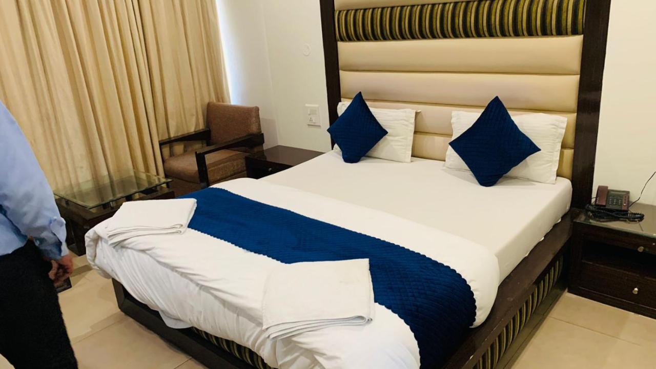 Hotel Landmark Chandīgarh Buitenkant foto