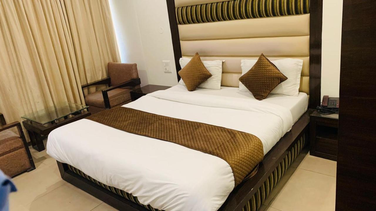 Hotel Landmark Chandīgarh Buitenkant foto