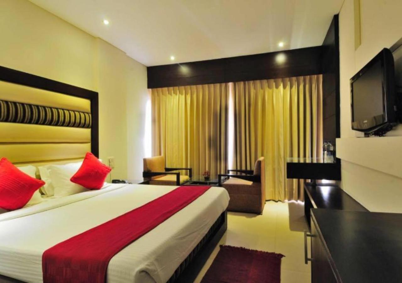 Hotel Landmark Chandīgarh Buitenkant foto