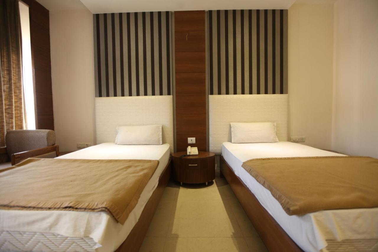 Hotel Landmark Chandīgarh Buitenkant foto