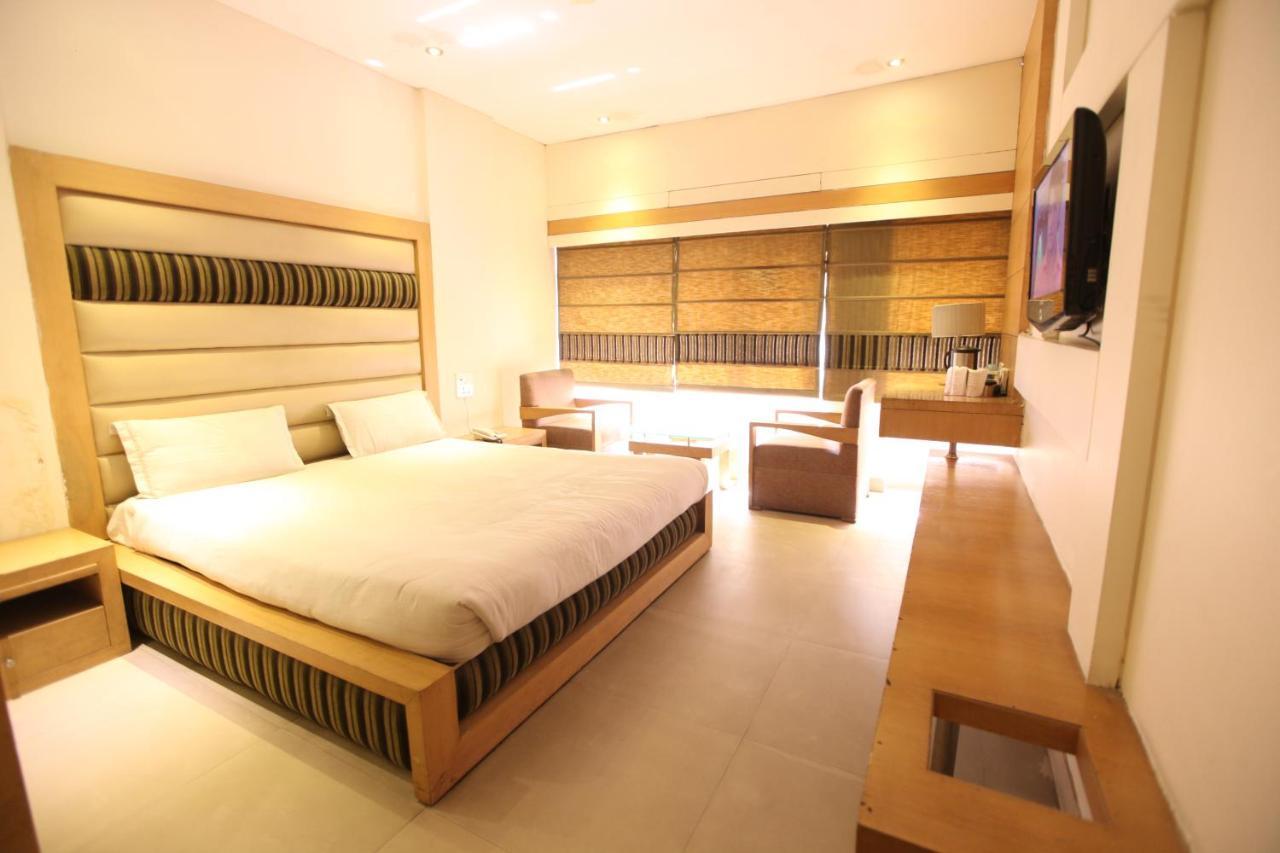 Hotel Landmark Chandīgarh Buitenkant foto