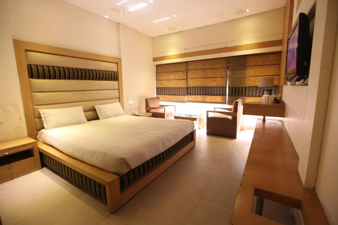 Hotel Landmark Chandīgarh Buitenkant foto